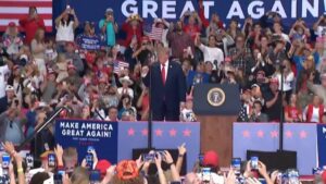 Tổng thống Trump và Obama vận động cử tri ở các tiểu bang chiến trường quan trọng trước cuộc bầu cử giữa nhiệm kỳ