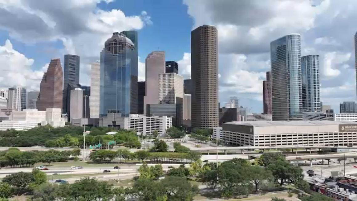 Thành viên Hội đồng Thành phố Houston đề xuất yêu cầu các công ty trả lương tốt hơn để được giảm thuế
