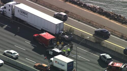 Xe bán tải tông đuôi xe tải lớn trên xa lộ I-80 ở Berkeley, nhiều người bị thương