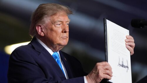 Tổng Thống Trump Ký Lệnh Mở Rộng Thời Hạn Miễn Thuế Nhiên Liệu Diesel Đỏ