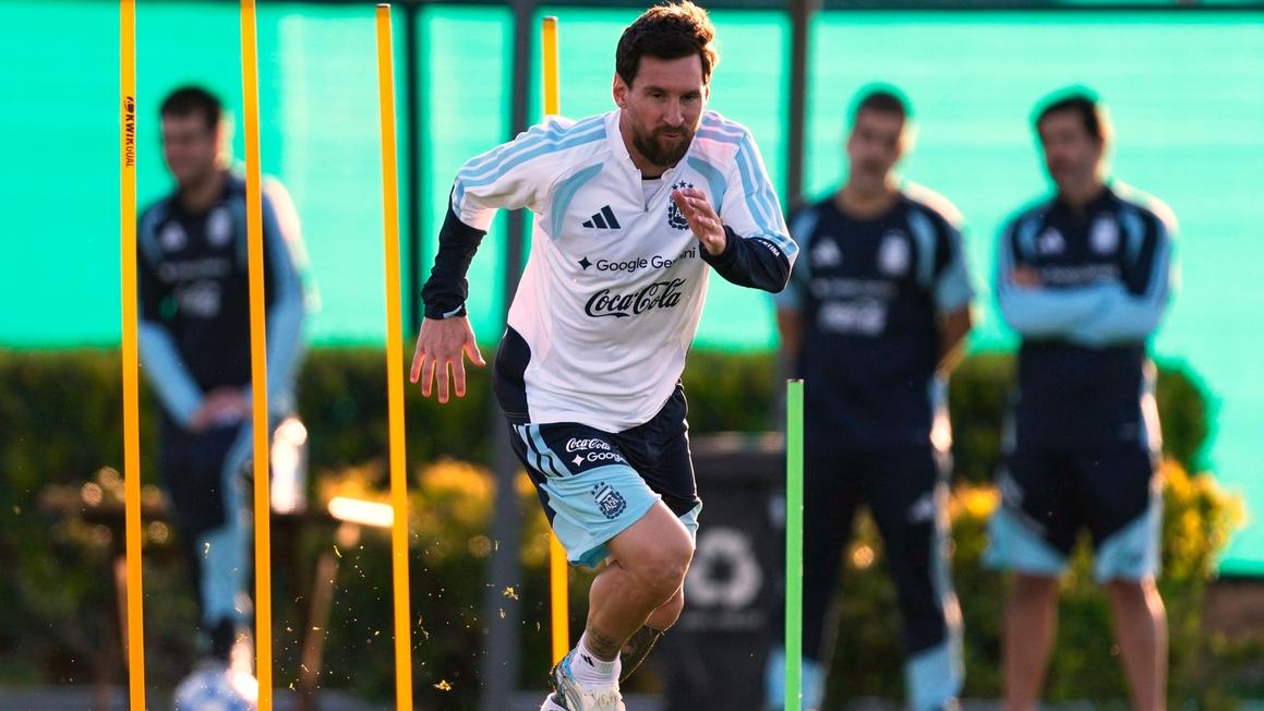 Lionel Messi chia tay đội tuyển Argentina trong trận đấu đầy cảm xúc