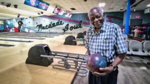Cụ ông 100 tuổi vẫn đánh bowling ghi điểm tại Delaware County
