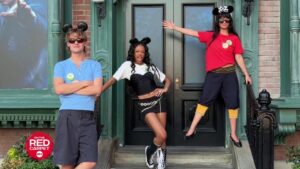 Dàn sao phim ‘Coven Academy’ lần đầu đến Disneyland Resort