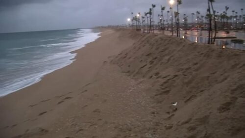 Sóng Biển Lớn Do Tàn Lưu Bão Rachel Khiến Một Số Bãi Biển California Phải Đóng Cửa