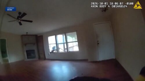Video ghi lại cảnh nghi phạm đập cửa sổ bỏ trốn khỏi cảnh sát ở Oklahoma