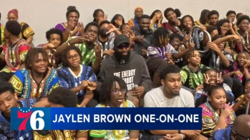 Jaylen Brown, ngôi sao 76ers, truyền cảm hứng cho thế hệ trẻ qua chuyến thăm 3 trường học ở Philadelphia