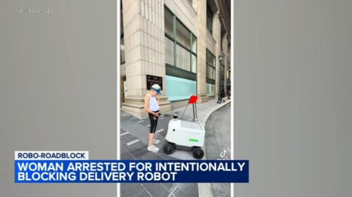 Phụ Nữ Bị Bắt Sau Khi Chặn Xe Giao Hàng Tự Động Tại Trung Tâm Philadelphia