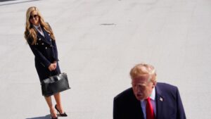 Tổng Thống Trump nói đã yêu cầu Thư ký Báo chí cân nhắc lại vị trí