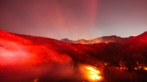 Thời tiết nóng, gió mạnh gây cháy rừng ở Nam California; nhiều nơi mất điện