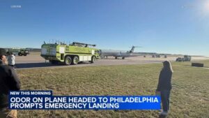 Chuyến bay American Airlines đi Philadelphia phải hạ cánh khẩn cấp vì mùi lạ