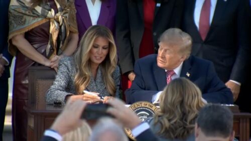 Tổng Thống Donald Trump Ký Sắc Lệnh Thúc Đẩy Nghiên Cứu Sức Khỏe Phụ Nữ, Đệ Nhất Phu Nhân Ủng Hộ