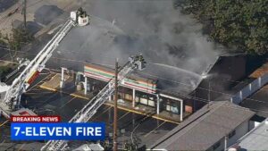 Hỏa hoạn thiêu rụi cửa hàng 7-Eleven ở Pennsauken, New Jersey