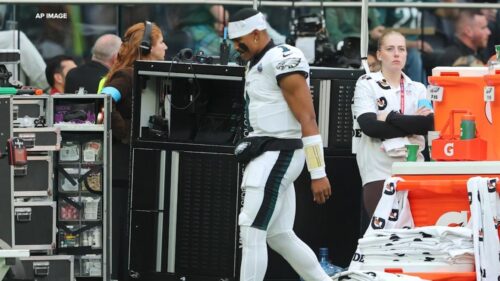 Dư Luận Về Cách Xử Lý Tình Huống Cục Máu Đông Của Jalen Hurts: ‘Anh Ấy Lẽ Ra Không Nên Thi Đấu’