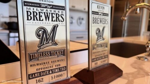 Người giữ vé “Timeless Ticket” của Brewers cho rằng đội bóng không tôn trọng thỏa thuận về chỗ ngồi World Series