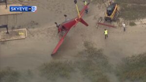 Máy bay nhỏ được trục vớt bằng cần cẩu sau khi lật úp dưới nước khi hạ cánh ở Galveston