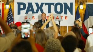Ken Paxton trên đường tranh cử khi chuyên gia chính trị bàn về chiến lược tránh tranh luận