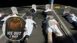 Nhà hoạt động đòi chấm dứt hoạt động ICE tại Eastmont Mall ở Oakland, tổ chức “die-in”