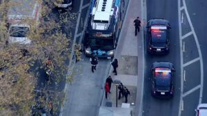3 người bị thương trong tai nạn xe buýt AC Transit và người đi bộ ở Oakland