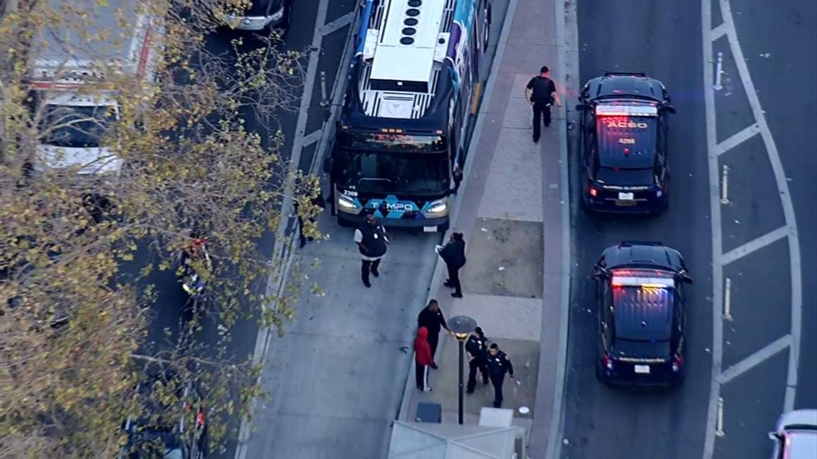 3 người bị thương trong tai nạn xe buýt AC Transit và người đi bộ ở Oakland