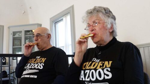 Cụ người lập ban nhạc Kazoos tại Haddonfield, New Jersey