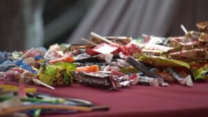 Cảnh Báo An Toàn Kẹo Halloween: Điều Phụ Huynh Cần Biết Trước Khi Đi Lượm Kẹo