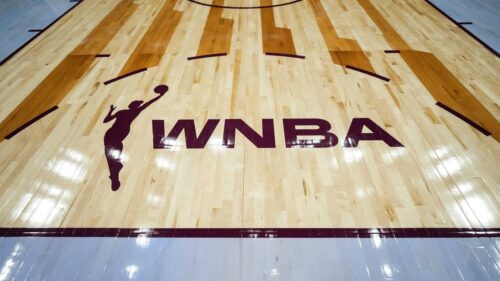 Quy định và lý do các đội WNBA không đứng nghiêm khi cử quốc ca