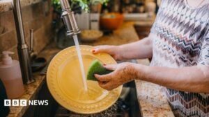 Chủ nhà Airbnb không còn được yêu cầu khách tự dọn giường, rửa chén bát theo quy định mới