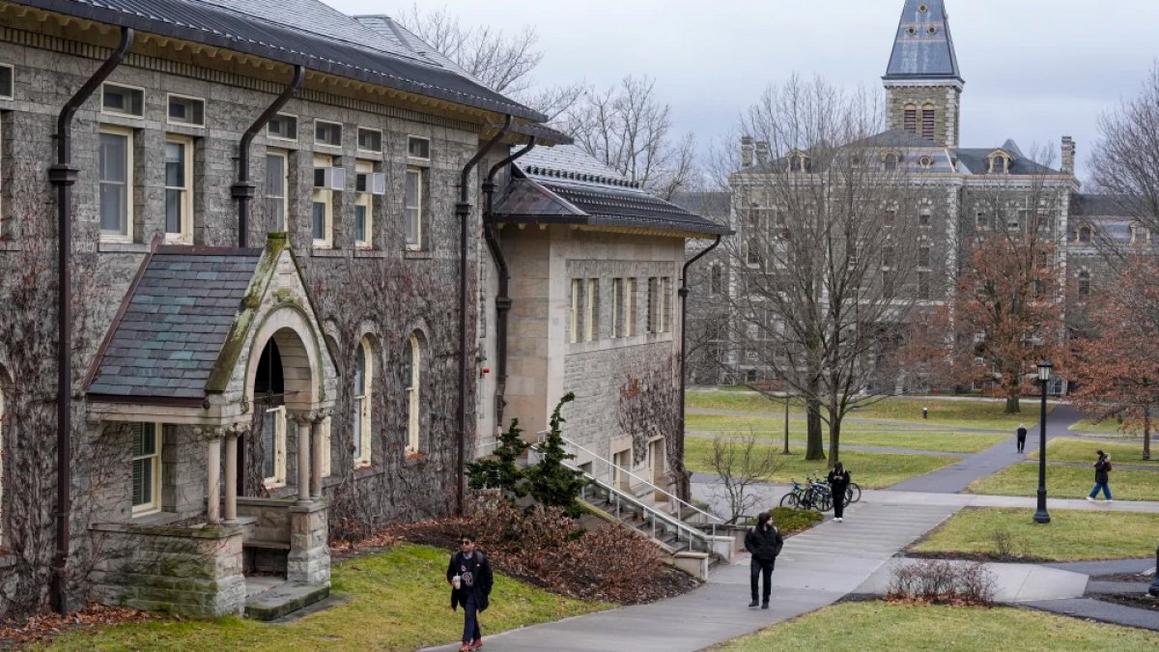 Phụ nữ tố cáo Chủ tịch Đại học Cornell nghi ngờ lời khai của cô