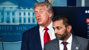 Cựu nhân viên FBI kiện vì bị sa thải bất công trong vụ án tài liệu mật của Tổng Thống Donald Trump