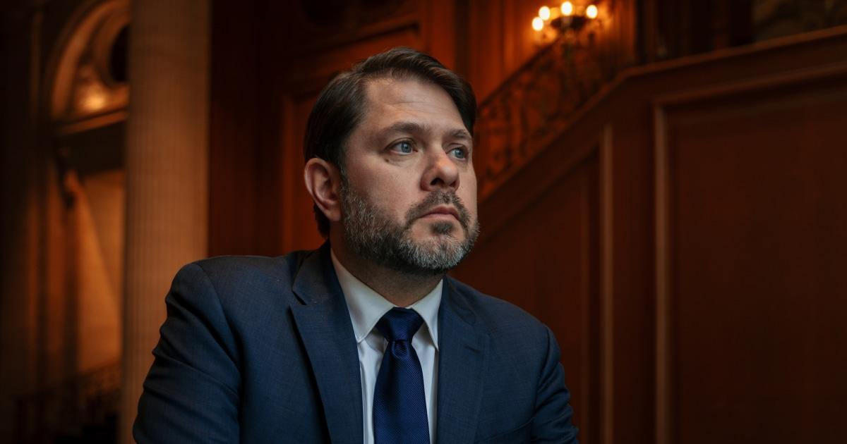 Thượng Nghị Sĩ Ruben Gallego Hé Lộ Kế Hoạch Kinh Tế, Cân Nhắc Ứng Cử Tổng Thống 2028