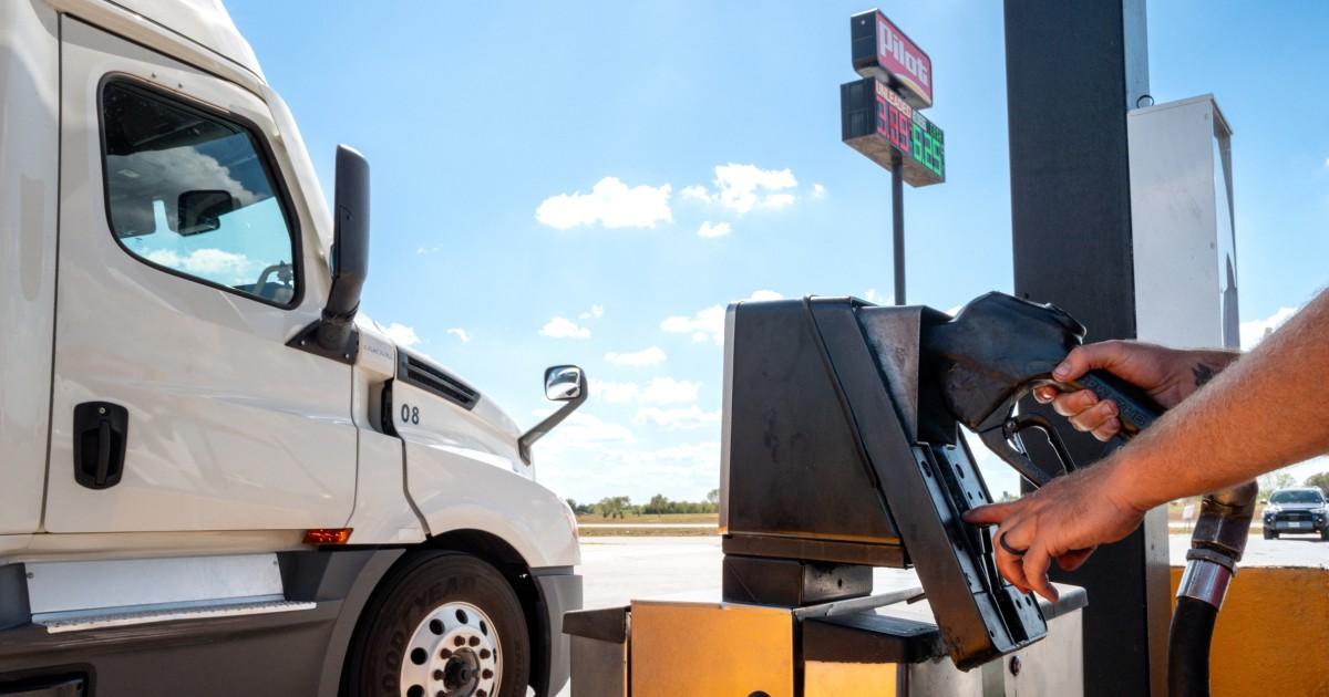 Tổng thống Trump cho phép tất cả tài xế mua dầu diesel nhuộm đỏ miễn thuế