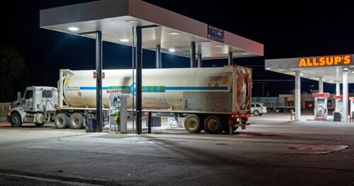 Các nước G7 cam kết giải phóng hàng trăm triệu thùng dầu để ổn định giá nhiên liệu