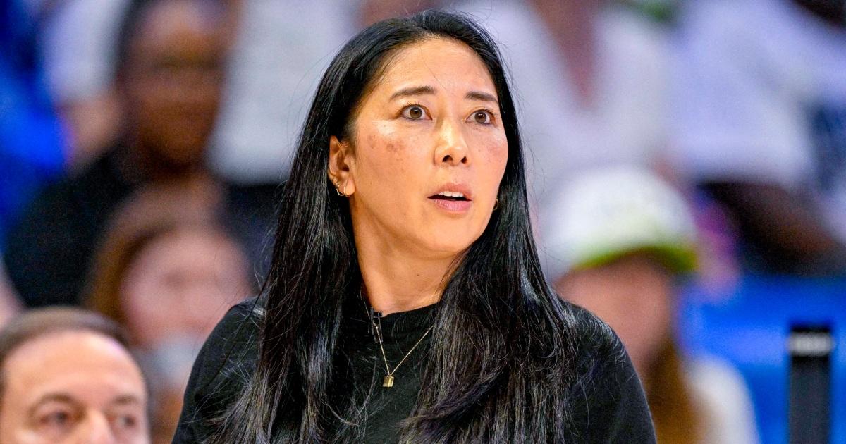 Huấn luyện viên Golden State Valkyries ngã quỵ giữa trận đấu playoff WNBA