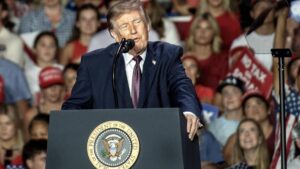Tổng Thống Donald Trump Hứa Gửi 90 Đô La Tiền Hoàn Phí Cho Người Cao Niên Thuộc Chương Trình Medicare