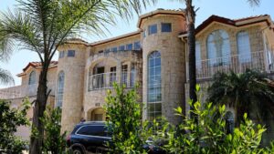 Cặp vợ chồng ở Nam California đối mặt cáo buộc lạm dụng 21 con cái