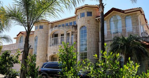 Cặp vợ chồng ở Nam California đối mặt cáo buộc lạm dụng 21 con cái