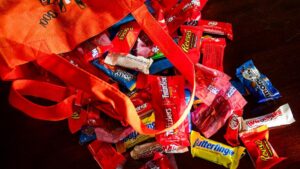 Để chống lại nền kinh tế đáng sợ, Hoa Kỳ chuẩn bị chi tiêu cho kẹo Halloween