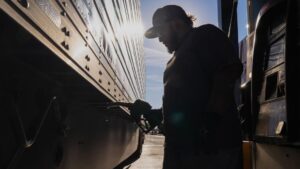 Ngành năng lượng cảnh báo các trạm dừng xe tải về việc bán dầu diesel nhuộm đỏ sau khi Tổng Thống Trump dỡ bỏ hạn chế