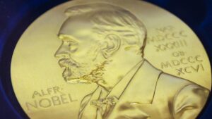 Giải Nobel Hóa học 2026 vinh danh hai nhà khoa học Henri Kagan và Kenso Soai