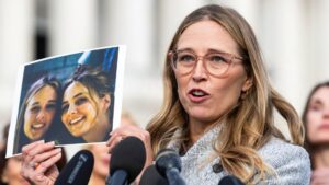 Nạn nhân của Jeffrey Epstein ủng hộ việc gỡ bỏ tên Les Wexner khỏi khuôn viên Đại học Bang Ohio
