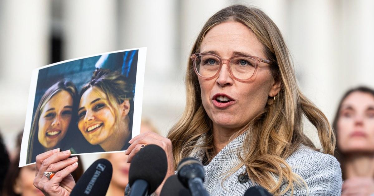Nạn nhân của Jeffrey Epstein ủng hộ việc gỡ bỏ tên Les Wexner khỏi khuôn viên Đại học Bang Ohio