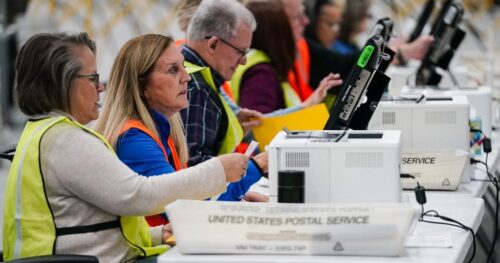 Dân chủ thay đổi cách bỏ phiếu: Ít đơn xin phiếu qua thư nhưng trả lại nhanh hơn