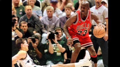 Chiếc áo đấu của Michael Jordan từ NBA Finals năm 1998 được bán với giá kỷ lục 14 triệu đô la