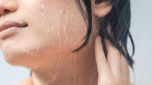 Nước nóng trong phòng tắm có hại cho làn da của bạn không? Các bác sĩ da liễu giải thích