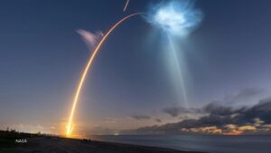 Tên lửa SpaceX tạo đám mây hình ‘sứa’ kỳ ảo trước bình minh