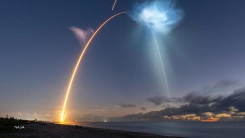 Tên lửa SpaceX tạo đám mây hình ‘sứa’ kỳ ảo trước bình minh
