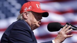 Tổng Thống Trump: “Kẻ phản bội” nên bị bắn
