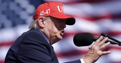 Tổng Thống Trump: “Kẻ phản bội” nên bị bắn