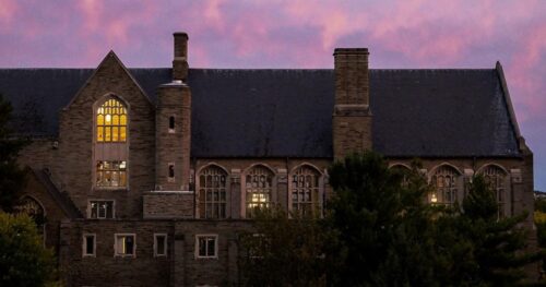 Chủ tịch Đại học Cornell đối mặt phiên điều trần gay gắt của hội đồng khoa