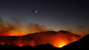 Cháy rừng ở Malibu bùng phát, buộc dân sơ tán ở Nam California